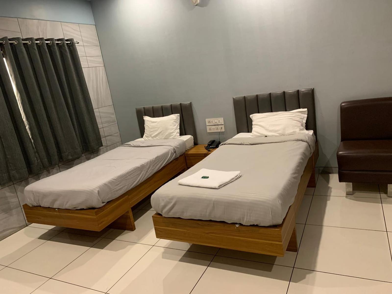 Hotel Sahyog Padra  Extérieur photo